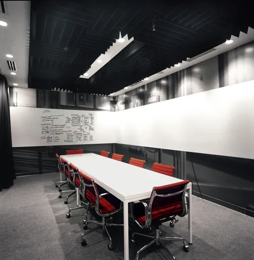 Salle de réunion très black avec les tableaux blancs