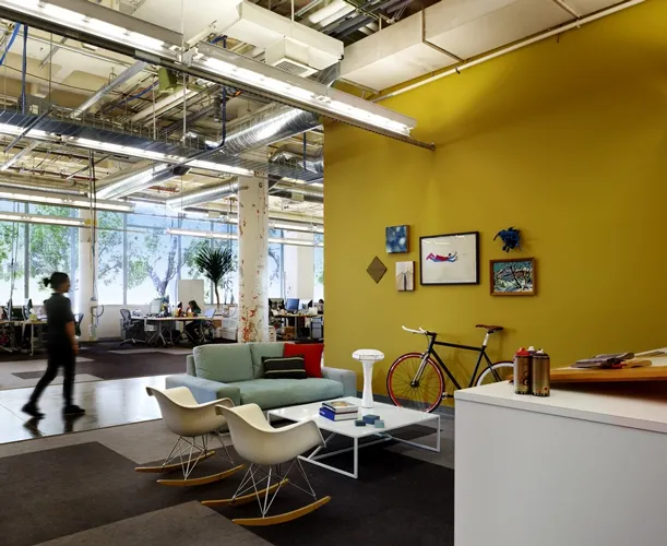 Des fixies et des fauteuils Eames