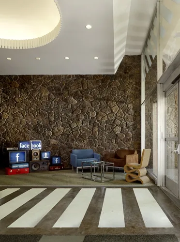 Le hall d'entrée avec des classiques du design