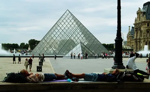 le louvre apple